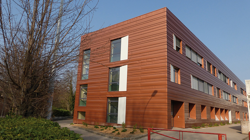 Tôles d'aluminium couleur marron servant de bardage pour un bâtiment